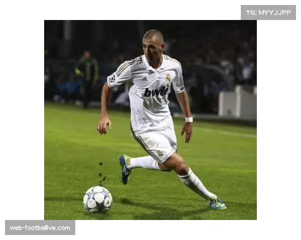 法国前锋本泽马回应转会传闻,强调专注当前比赛 法国前锋本泽马回应转会传闻,强调专注当前比赛